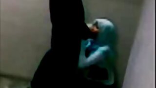 Դաջված սեքսպոթ Մալորի Մեյզը ծարավ լեսբուհին նստած է ծարավ տեսահոլովակում